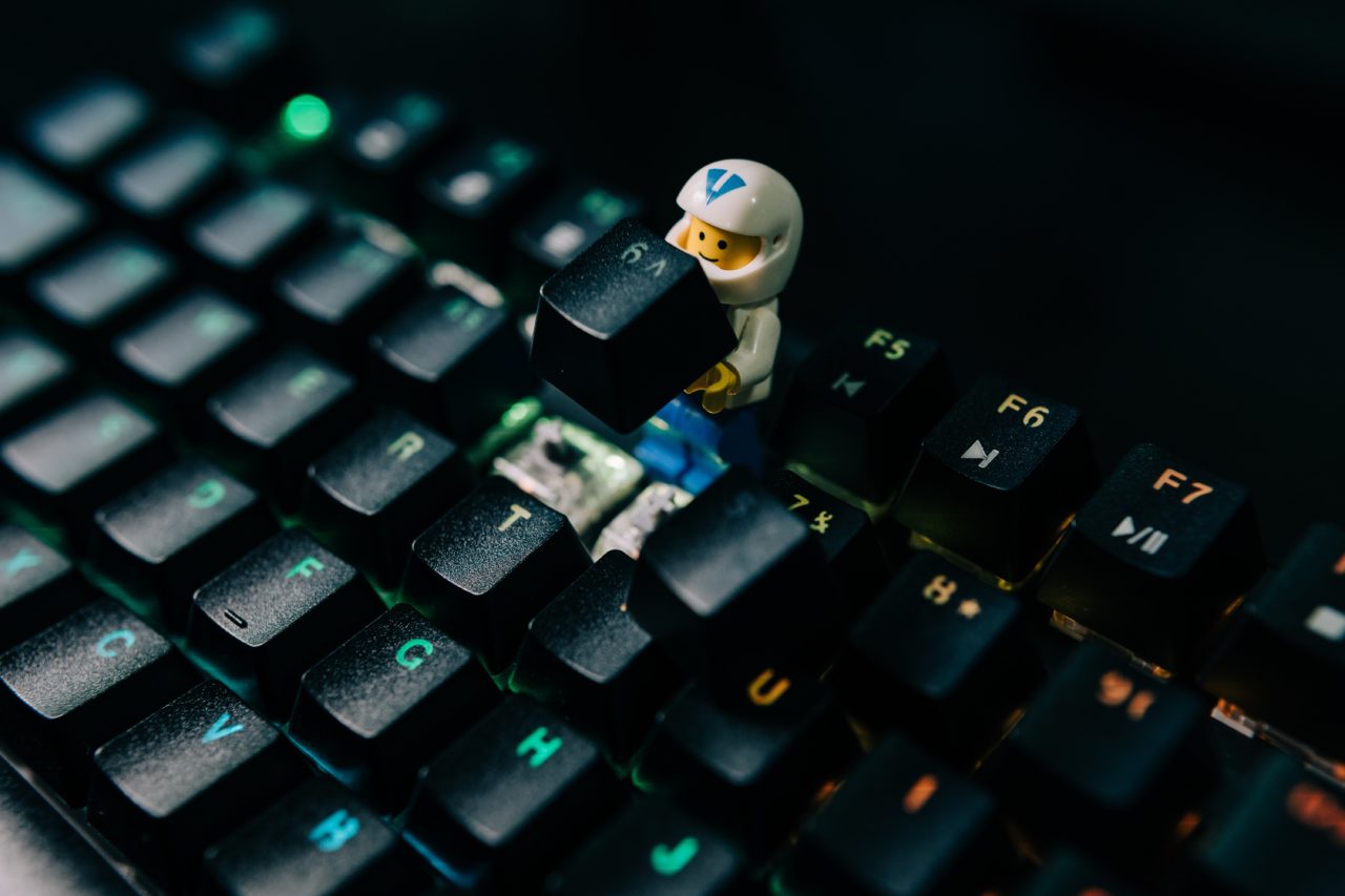 en legofigur som sitter på et tastatur
